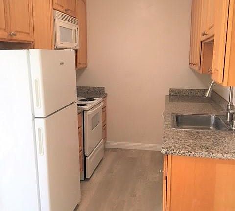 5th image of 988 Sandra Ct #2