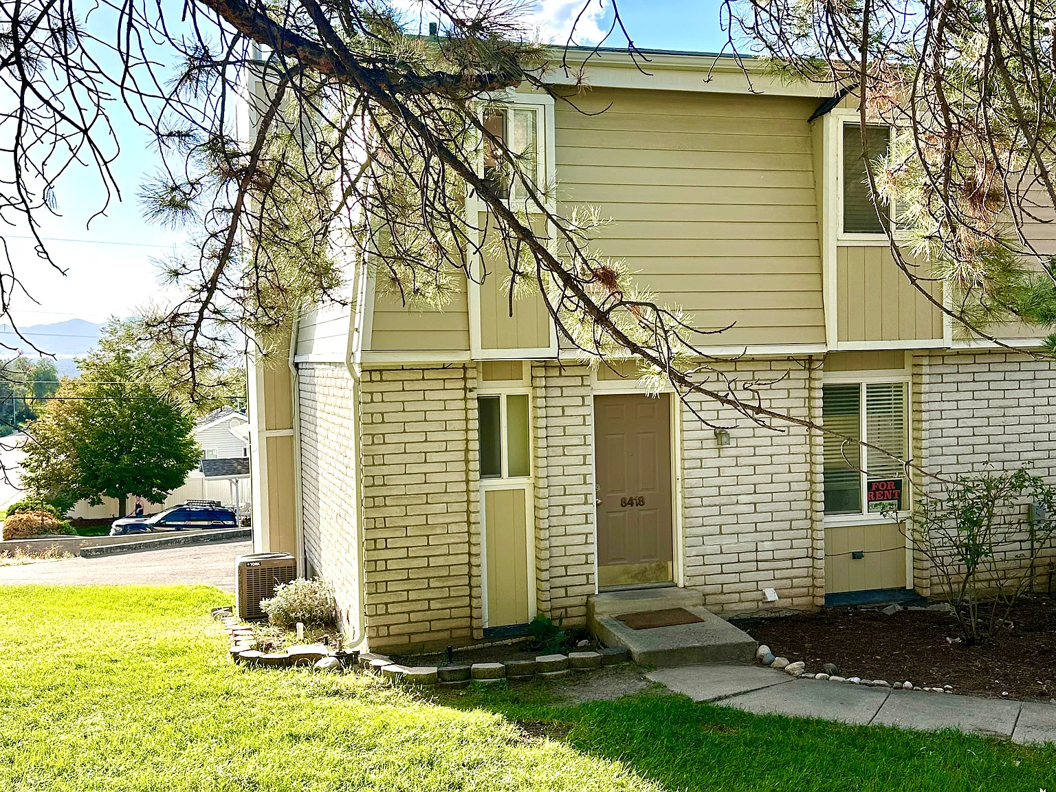 4 bed, 2.5 bath, 2400 sqft, $2,295 — Photo 2
