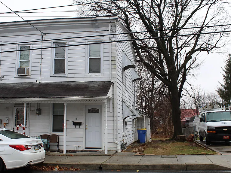 38 E High St — Photo 3