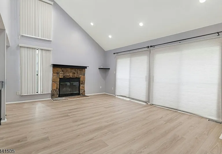 19 Linda Ln — Photo 6