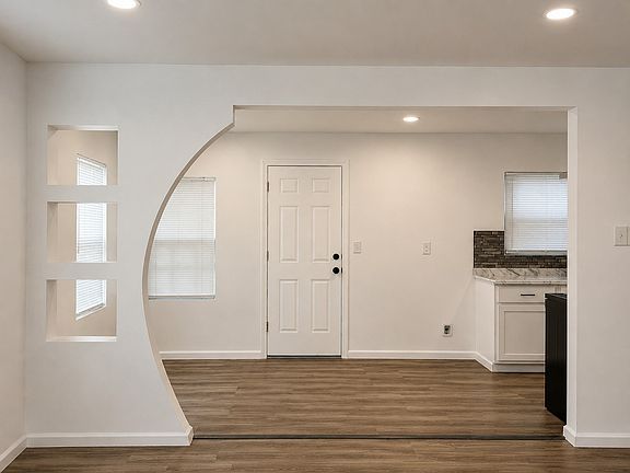 4th image of 317 W 48th St N