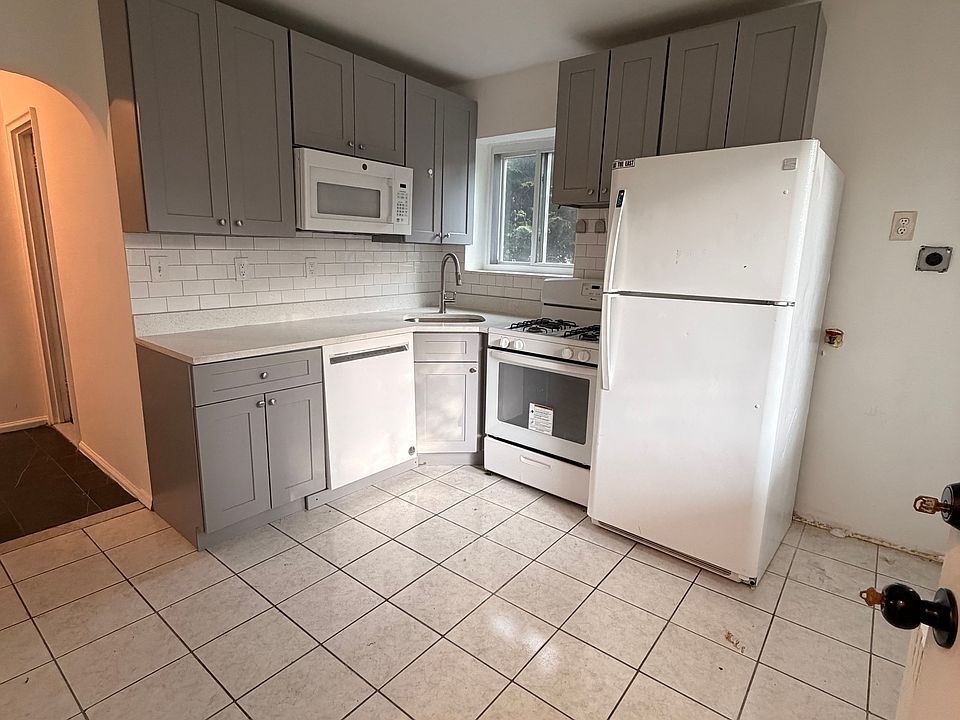1st image of 2322 Pearsall Ave Floor 1