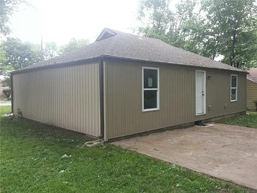 4th image of 305 SE 10th St