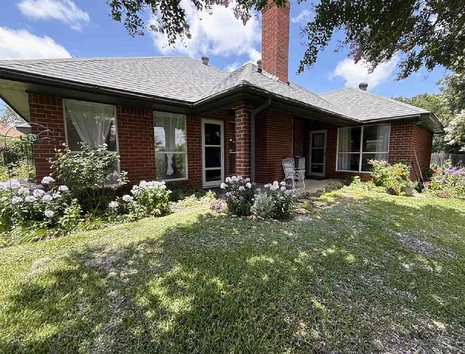 3 bed, 1888 sqft, $2,600 — Photo 2