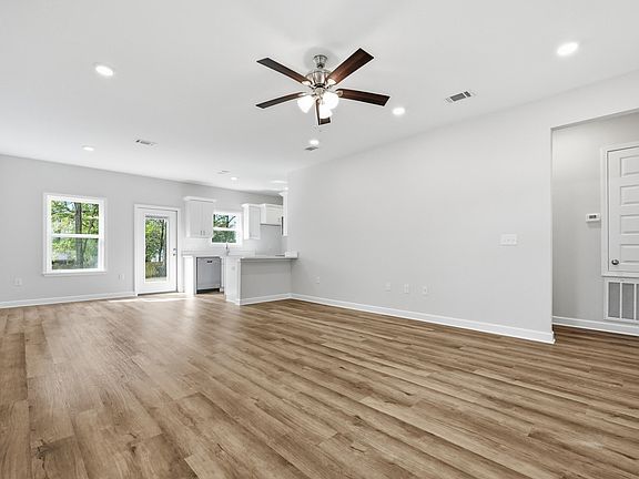 4th image of 2584 Kingston Rd