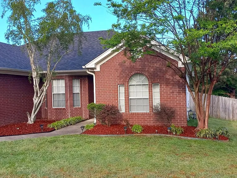 2225 Redwood Dr — Photo 2