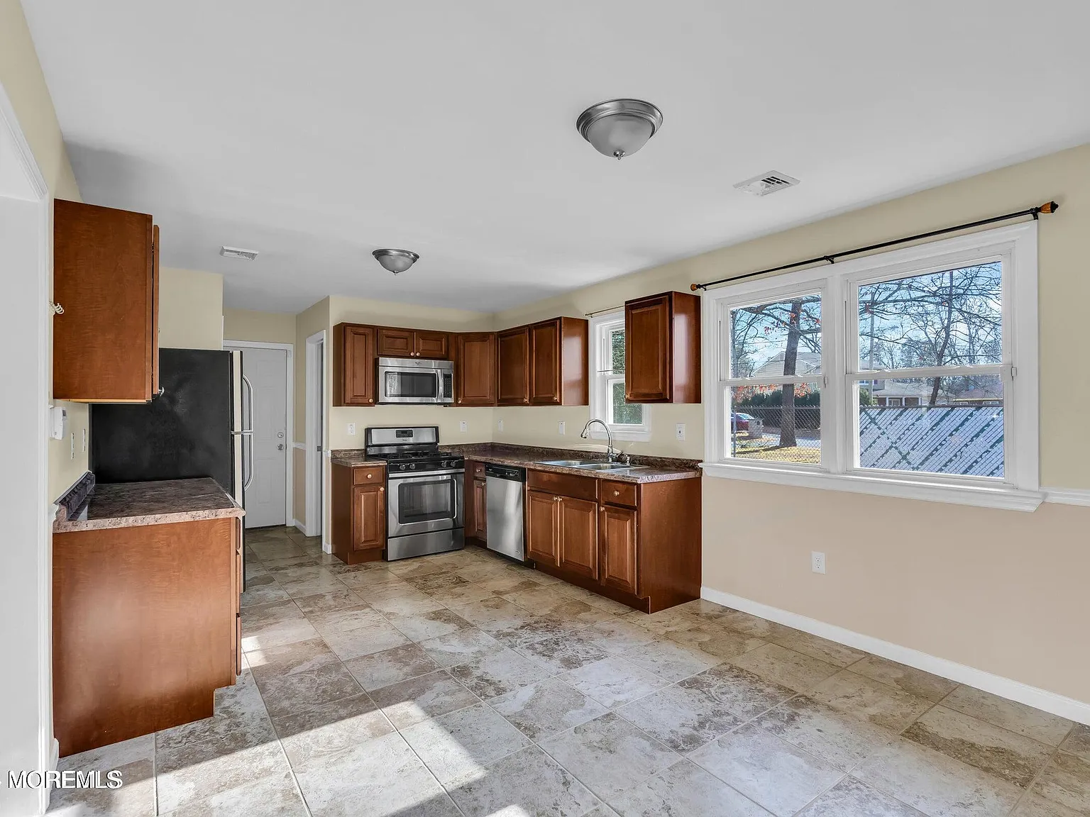 3 bed, 1.5 bath, 1056 sqft, $2,600 — Photo 3