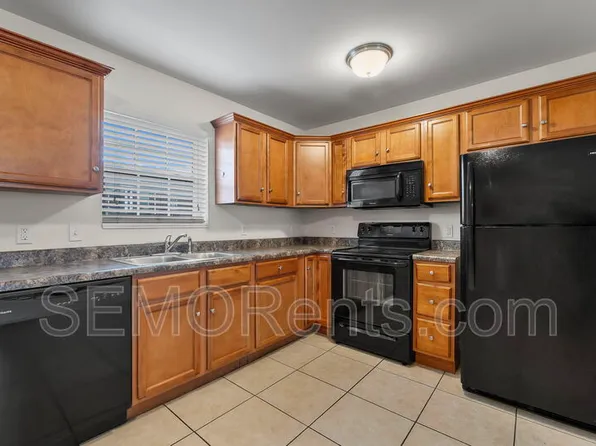 3 Village Dr, Cape Girardeau, MO