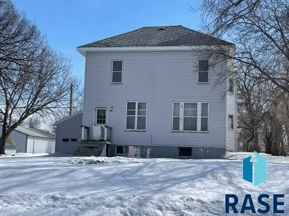 426 S Harth Ave, Madison, SD 57042