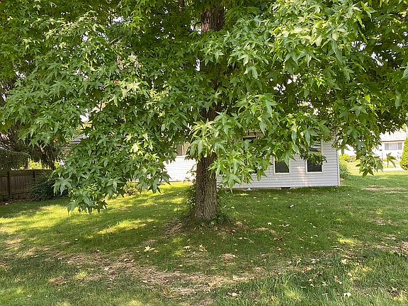 3rd image of 672 Bellaire Dr