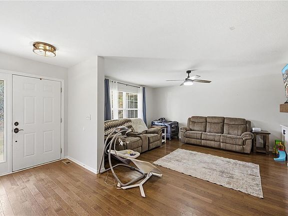 4th image of 8 Westwood Cir