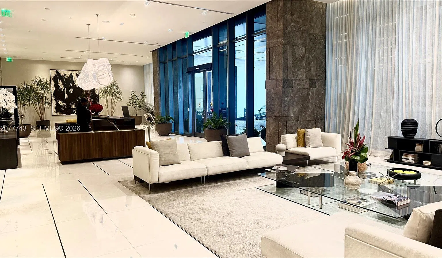 Gran Paraiso Condo — Photo 1
