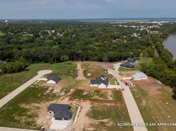 209 Sandbar Dr, Wamego, KS 66547