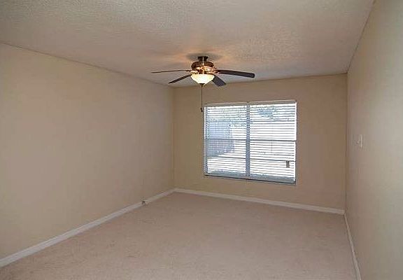 5th image of 2603 Surrey Dr