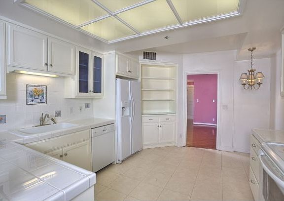 5th image of 555 Laurel Ave APT 301