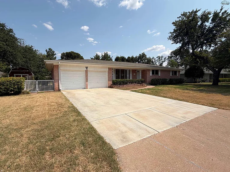 1547 Singleton Ave — Photo 1
