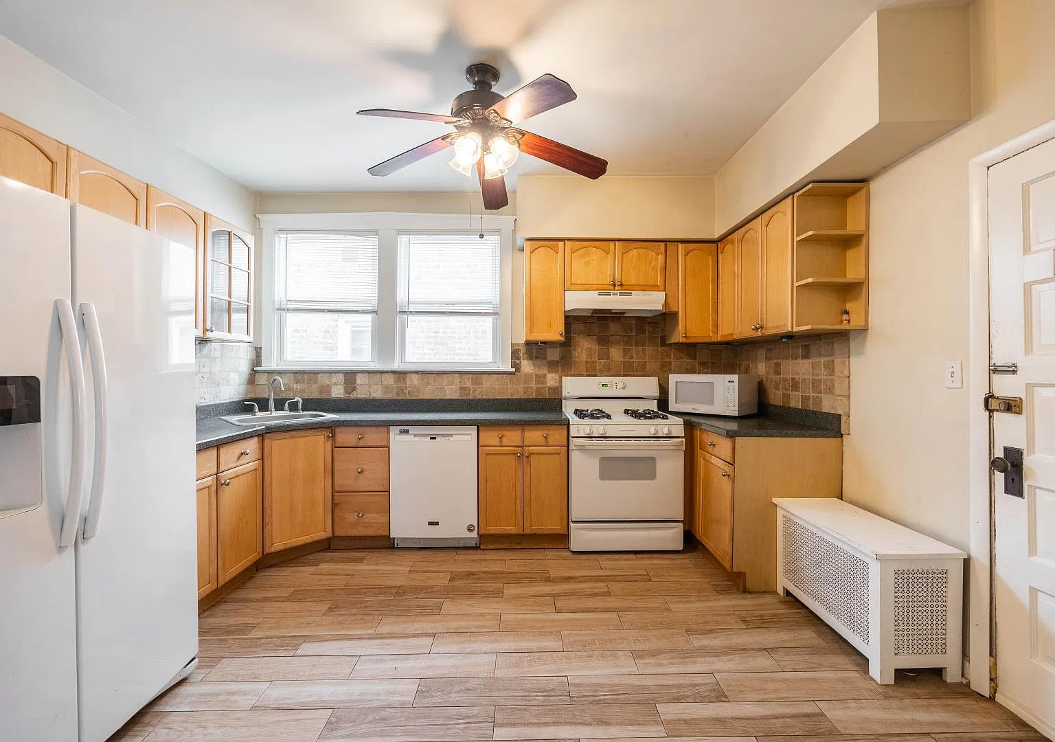 3 bed, $2,250 — Photo 1