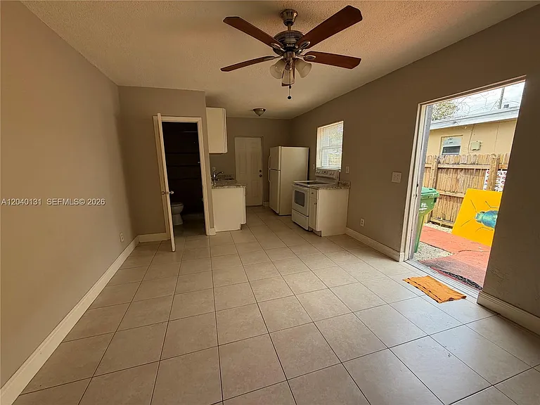 6012 SW 38th St #4 — Photo 9
