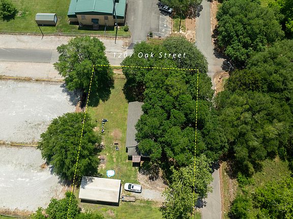 3rd image of 1207 Oak St