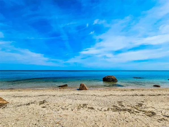 96 Glen Road, Baiting Hollow, NY 11933