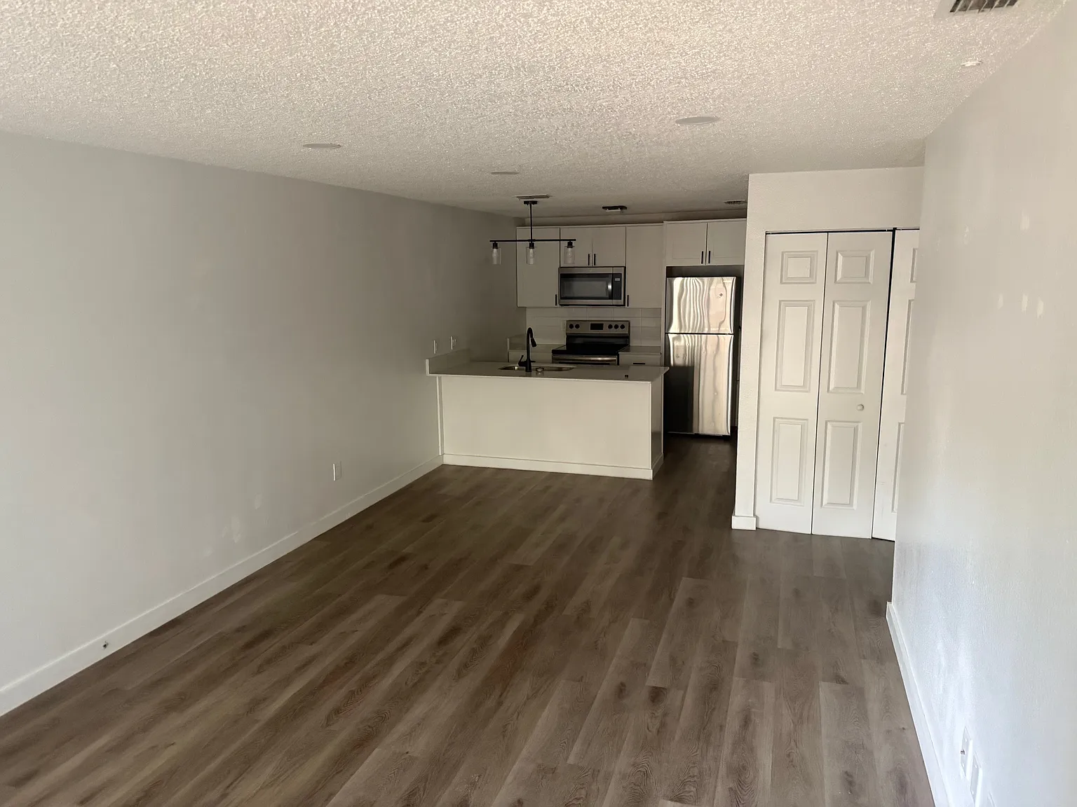 2 bed, 880 sqft, $1,400 — Photo 2