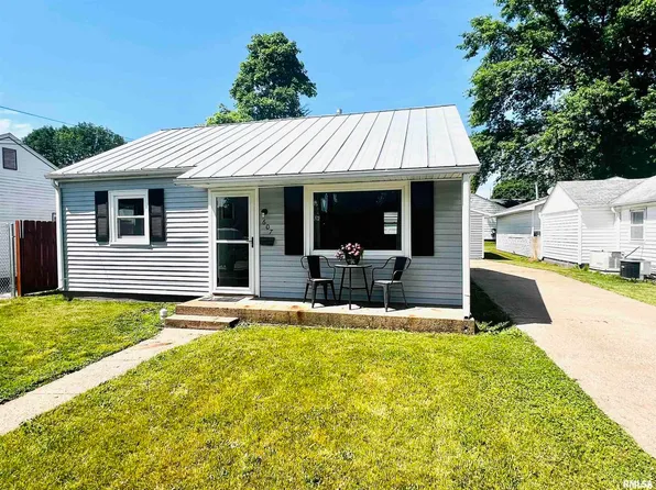 607 NE 3rd St, Aledo, IL 61231