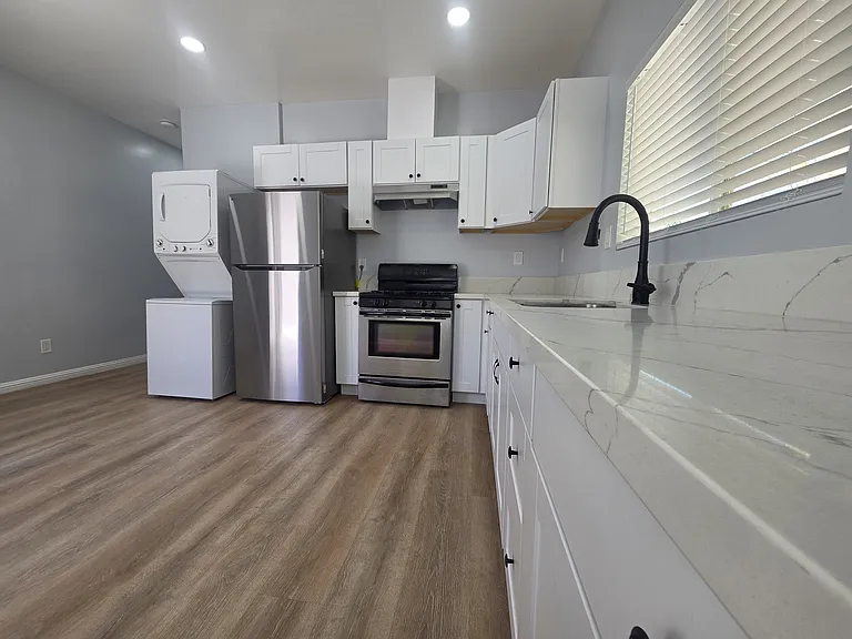 1715 W 64th St #1/4 — Photo 2