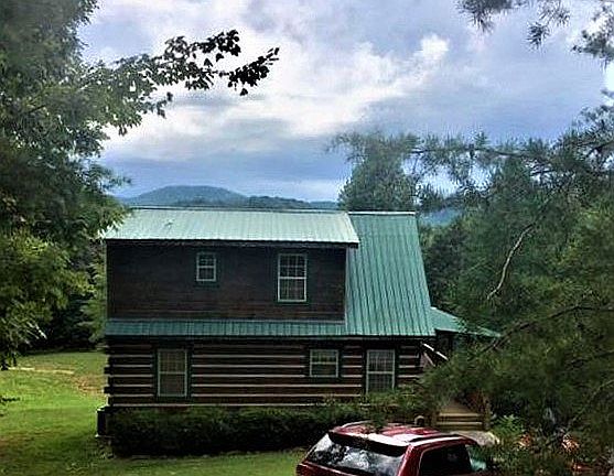 Cozy log w/ great views!
