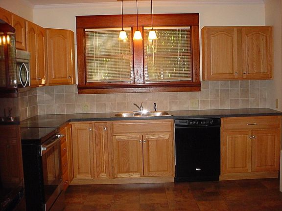 Large Eat-in Kitchen