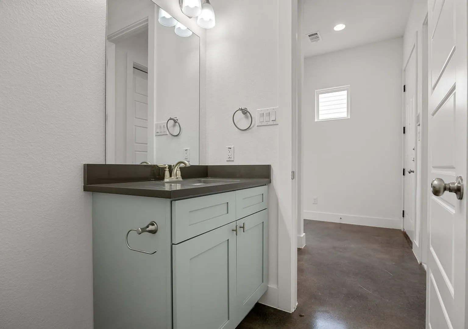 Spacious and Modern Townhome! — Photo 3
