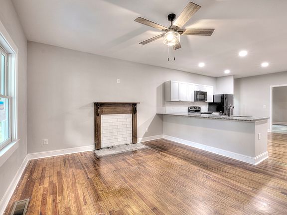 4th image of 308 Douglas St