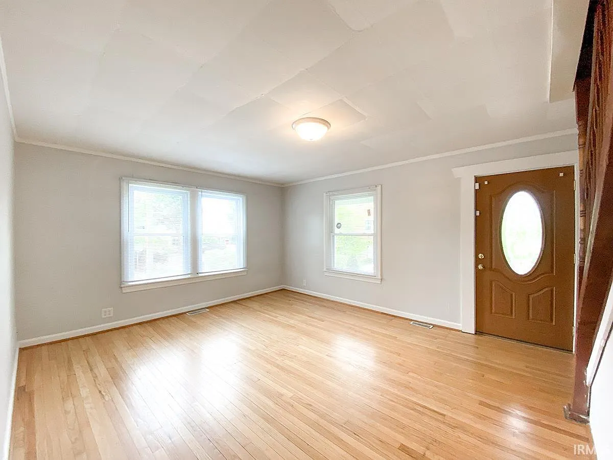6 bed, 3.0 bath, 2838 sqft, $5,190 — Photo 2