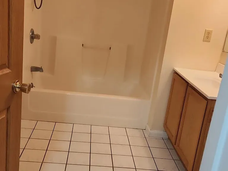 Very Large Main Full Bathroom.