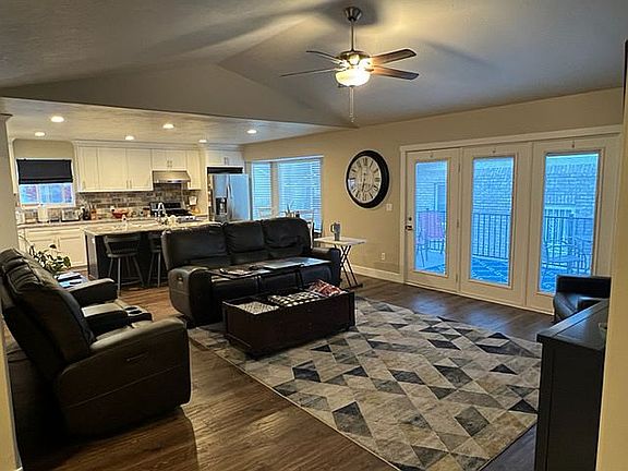 Family Room - Kitchen 