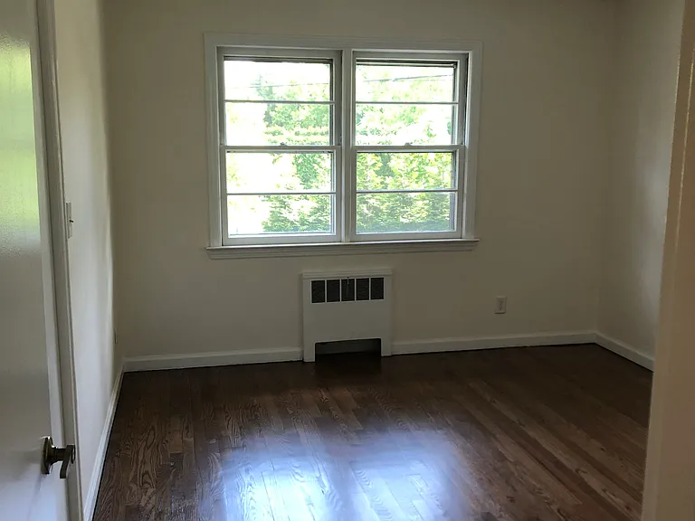 85 Phelps Ave — Photo 11