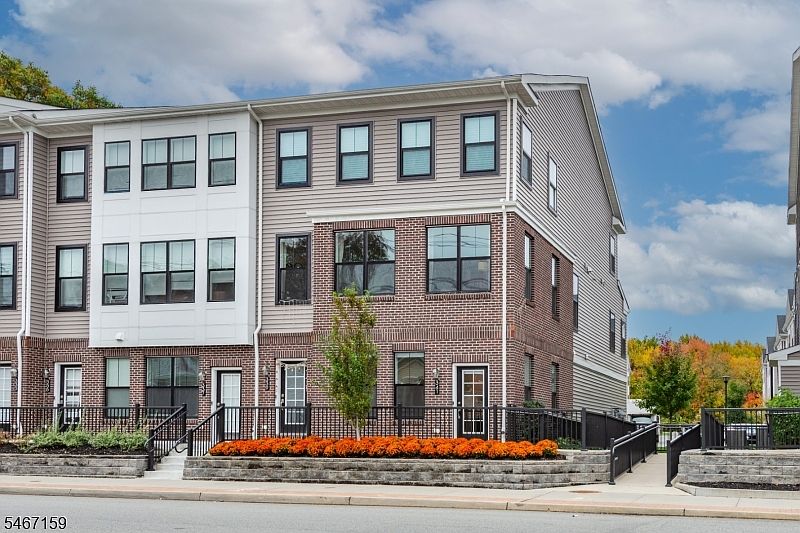 1st image of 341 Main St