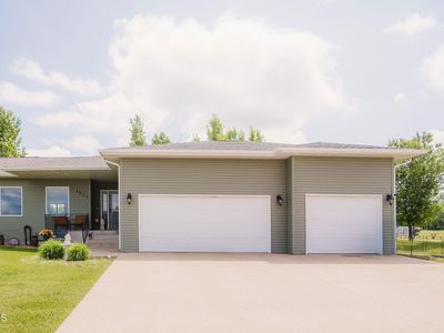 1521 10th St SW, Jamestown, ND, 58401