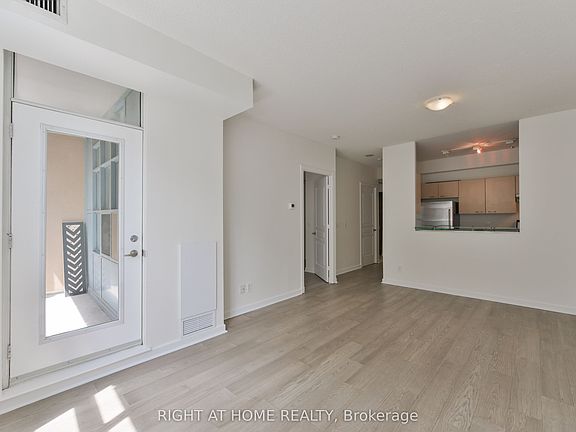 5th image of 438 Richmond St W #621