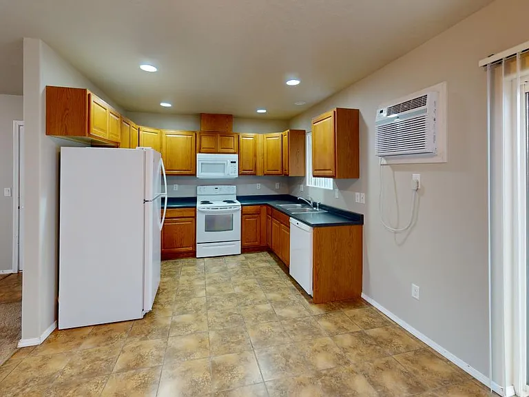 663 NW 3rd St #C — Photo 9