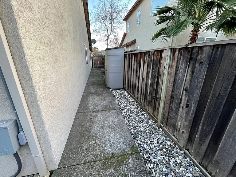 490 Briarwood Dr — Photo 9