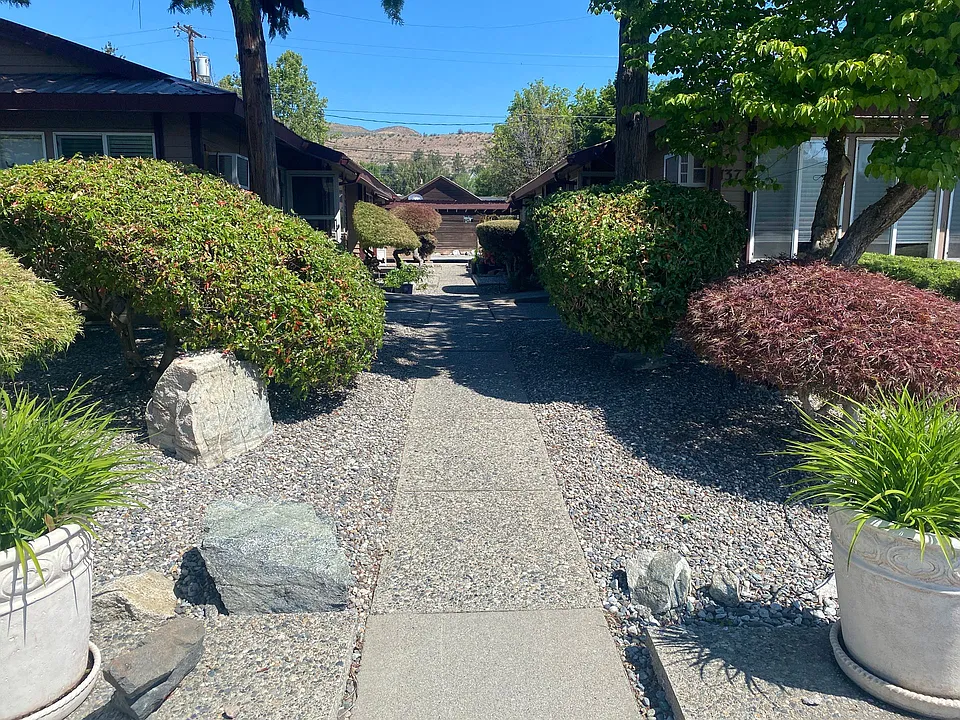 133 E Chelan Ave