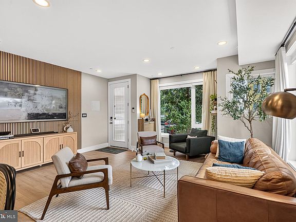 4th image of 1210 Queen St NE #1