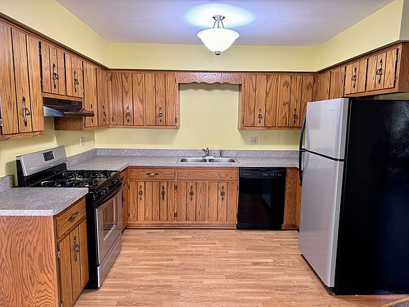 3rd image of 224 Manor Dr Unit B