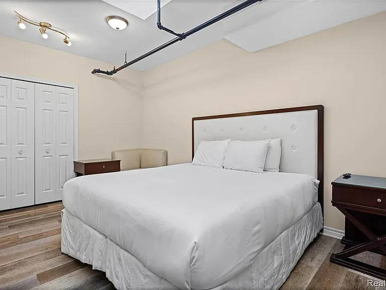 207 N Main St #B — Photo 17