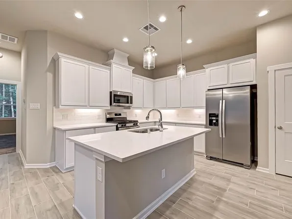 211 S Spotted Fern Dr, Montgomery, TX 77316