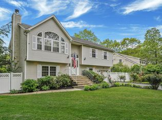 14 Arlington St, Patchogue, NY 11772