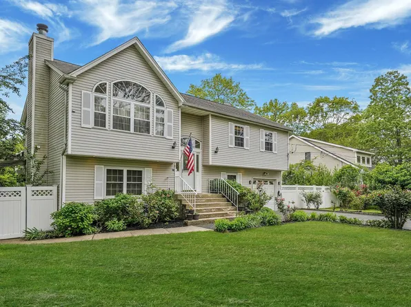 14 Arlington Street, Patchogue, NY 11772