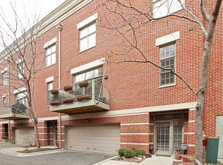 1052 W Chestnut St, Chicago, IL 60642