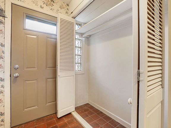 4th image of 904 N Burlington Ave