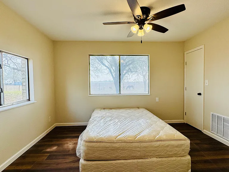 1185 FM 1540 — Photo 12